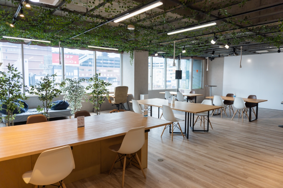 開放的なコワーキングスペースの様子