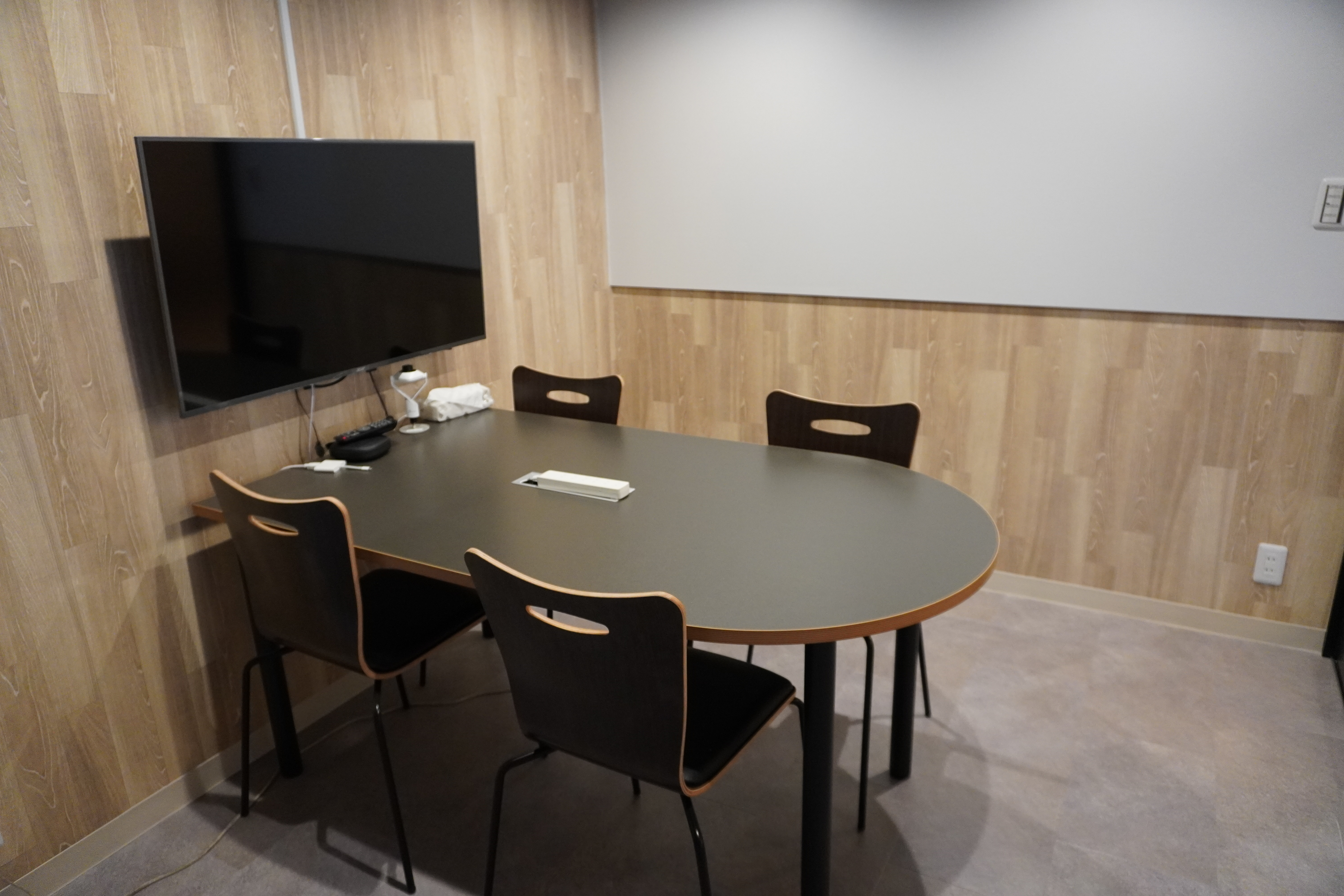 モニター付きの会議室