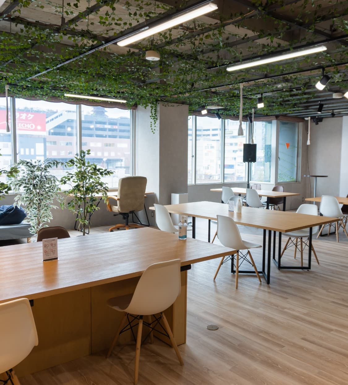 Oita Co.Lab Loungeのコワーキングスペース内の様子